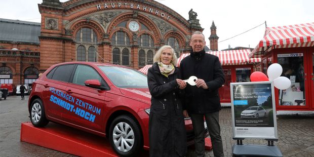 Auto Übergabe: Links: Margrit Buchholz, Gewinnerin Rechts:  Jöry Meyn, Schmidt+Koch, Foto: Martin Rospek