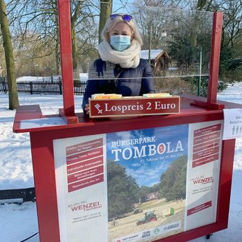 Losverkaufsstand bei Winterwetter im Bürgerpark