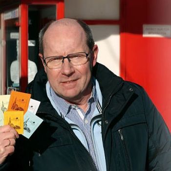 Dietmar Hoppe mit Losen der Bürgerpark-Tombola 2021