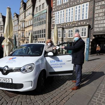 Gewinnübergabe auf dem Marktplatz, Foto: Martin Rospek