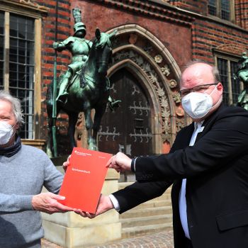 Übergabe des Sparbuchs über 3000 Euro von der Sparkasse Bremen