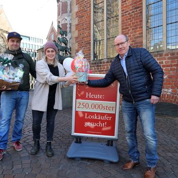 Manuel und Laura Schüßler, Gewinner mit Dietmar Hoppe, Geschäftsführer Bürgerpark-Tombola