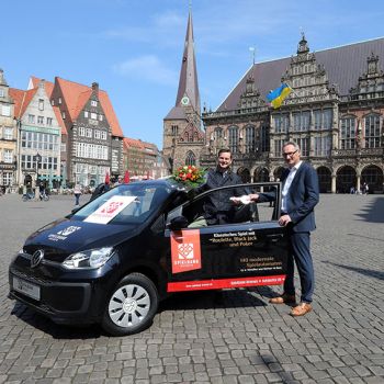 Sven-Erik Deichmann, Spielbankleiter SPIELBANK BREMEN übergibt den Schlüssel symbolisch an den Gewinner Nikolas Kolb