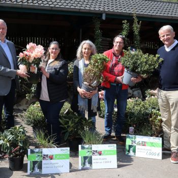 Übergabe der Pflanzenpakete von der Firma BRUNS Pflanzen