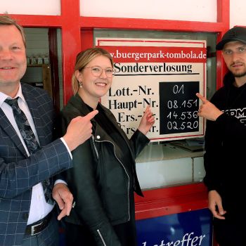 Raimund Mehwald-Hoffmann (Notar), Jana M. Hansen (Sponsorin der 5.000,00 Euro) und Miloš Veljković vor den gezogenen Kontroll-Nummern. Foto: Martin Rospek