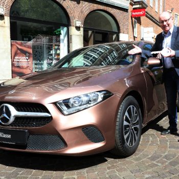 Dietmar Hoppe, Geschäftsführer der Bürgerpark-Tombola, präsentiert den Mercedes-Benz A 160.