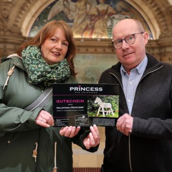 Übergabe des Holzpferd Princess Gutscheins von Topp-Holz durch Herrn Hoppe (Geschäftsführer der Bürgerpark-Tombola)