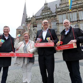 Diese Prominenten verkaufen Lose bei der Bürgerpark-Tombola: (v.l.n.r) Frank Imhoff (Präsident der Bürgerschaft), Sylvia Wedemeyer (Präsidentin des Bürgerparkvereins), Andreas Bovenschulte (Bürgermeister) und Tim Großmann (Bürgerpark-Direktor)