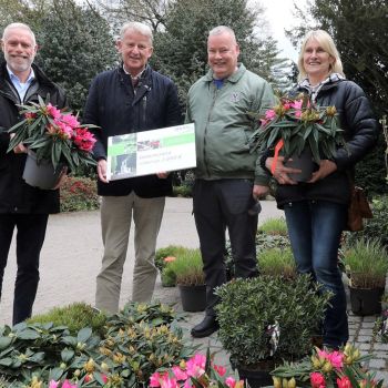 Übergabe des Pflanzenpaketes von BRUNS-Pflanzen-Export