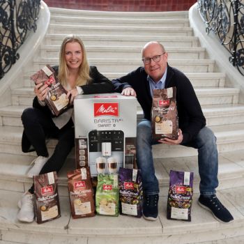 Übergabe des Caffeo Barista TS Smart Kaffeevollautomaten (+ Jahresvorrat Kaffee) von Melitta durch Herrn Hoppe (Geschäftsführer der Bürgerpark-Tombola).