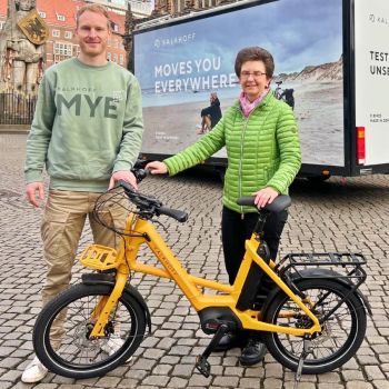 Übergabe des E-Bikes "Image C.B Advance+" durch den Sponsor Kalkhoff Werke GmbH