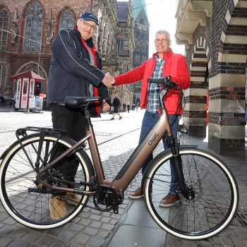 Übergabe des E-Bikes QWIC Premium durch den Sponsor Velo-Sport