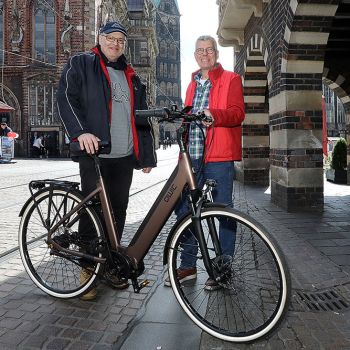 Martin Selenkowitsch, Gewinner Bernd Wellbrock mit Geschäftsinhaber von Velo-Sport, Foto: Martin Rospek