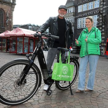 V.l.n.r.: Stefan Will, Gewinner Babette Minkmar, Geschäftsführerin e-motion die e-Bike Welt Bremen, Foto: Martin Rospek