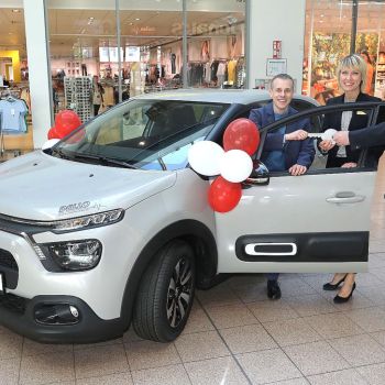 Übergabe des Citroën C3 durch den Sponsor Dello und das Walle-Center Management an den glücklichen Gewinner (v.r.n.l.).