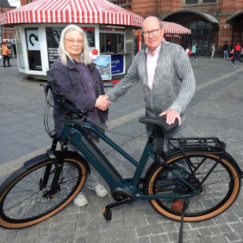 Übergabe des E-Bikes "Entice 5 Excite+" von der Kalkhoff Werke durch Herrn Hoppe (links), den Geschäftsführer der Bürgerpark-Tombola.