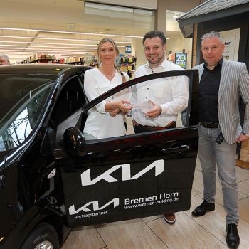 Autoübergabe an die Gewinnerin  Katharina Suszczewicz durch  Maxim van der Graaf (Großkundenbetreuer Werner Automobile) und Frank Springer (Centermanager Berliner Freiheit)